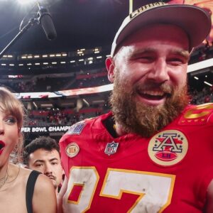 Taylor Swift és Travis Kelce csóka a Super Bowl győzelem után