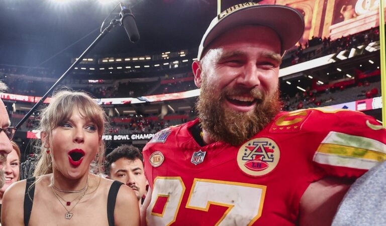 Taylor Swift és Travis Kelce csóka a Super Bowl győzelem után